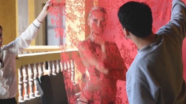 Charlotte Mckinney para la portada de GQ México | Detrás de cámaras