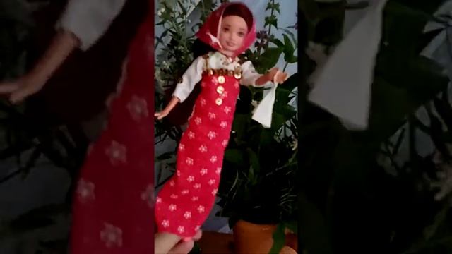Кукла Мила танцует русский народный танец в новом сарафане. Играем с куклой. смотреть онлайн