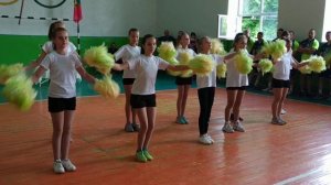 "Черлидеры" танец с помпонами.