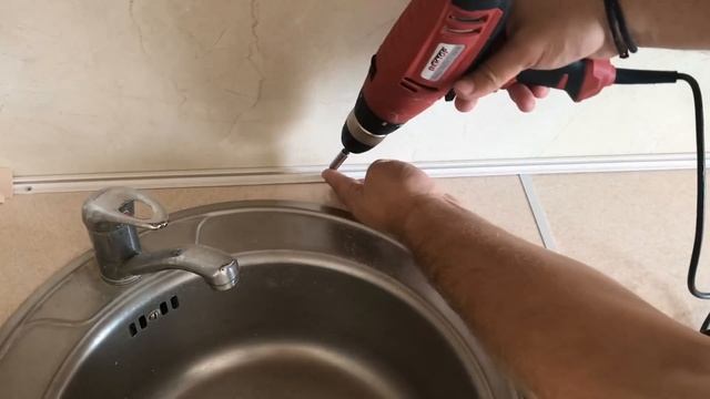 Кухонный плинтус для столешниц. Установка плинтуса на столешницу. Монтаж кухонного плинтуса. смотреть онлайн