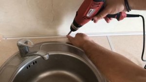 Кухонный плинтус для столешниц. Установка плинтуса на столешницу. Монтаж кухонного плинтуса.