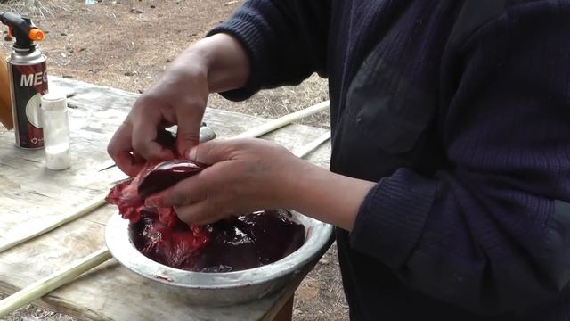 Готовим почку сохатого на углях! смотреть онлайн