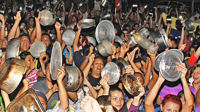 Capriles Randoski - Esa Arrechera ( Los Cacerolistas Remix ) смотреть онлайн