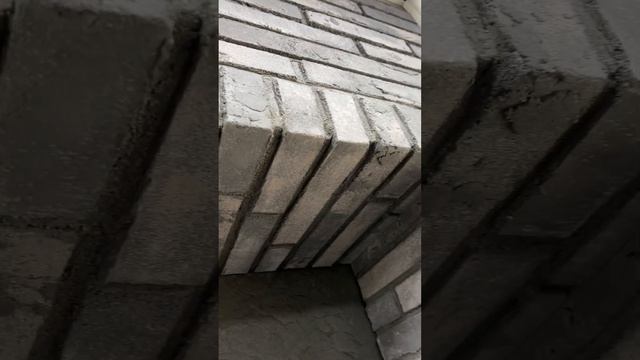 ? А зачем дорогой и тяжелый кирпич, когда есть плитка такая же? #phomi #отделка #фасаддома смотреть онлайн