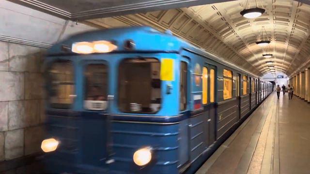 Перегонка Парадного Еж3/Ем508Т на станции «Театральная» смотреть онлайн
