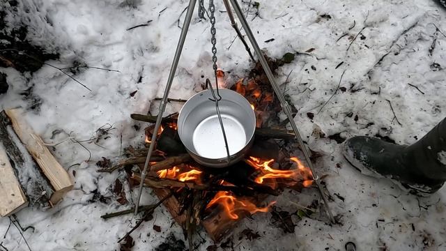 Ушел отдохнуть в зимний лес. Отдых от работы. Тренога для костра. Рис и мидии в котелке. Бушкрафт смотреть онлайн