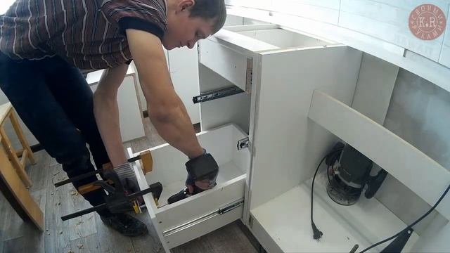 Кухня своими руками (2 часть ) установка фасадов ,установка газлифта,самодельные шаблоны. смотреть онлайн