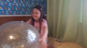 ? ЕВА надувает ОГРОМНЫЙ ШАР! ?