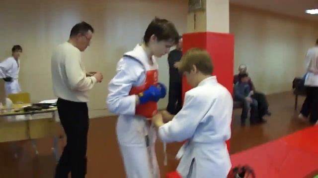 Бой 5. Карнаухов Евгений (кр) - Туманов Павел (син).MP4