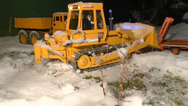 ICE ROAD TRUCKERS! COOL RC MACHINES WORK IN THE SNOW! K700 RESCUE A TRUCK! RC ACTION AT THE SNOW смотреть онлайн