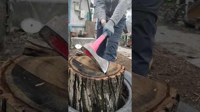 Как колоть дрова простым узким топором? смотреть онлайн