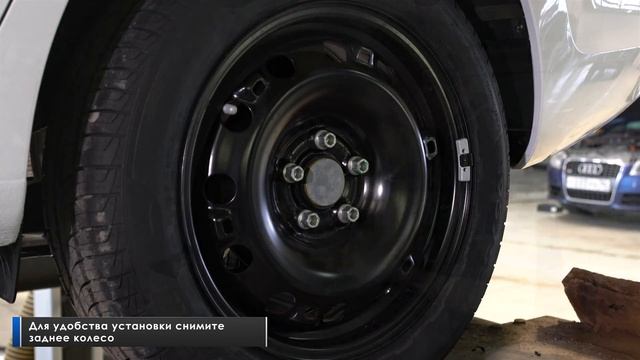 Установка комплекта брызговиков на Skoda Rapid. смотреть онлайн