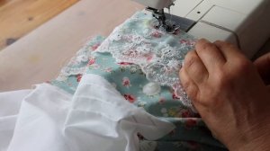 Эти шторки сразу запали мне в душу. Подглядела идею в кафе и смастерила для себя из остатков ткани