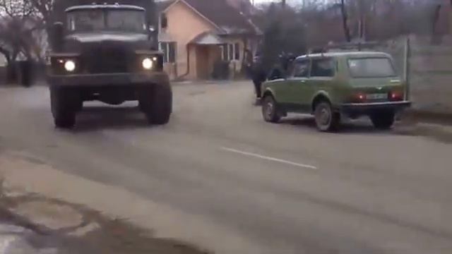 Танки движутся по селу!!! Куда они едут?? смотреть онлайн