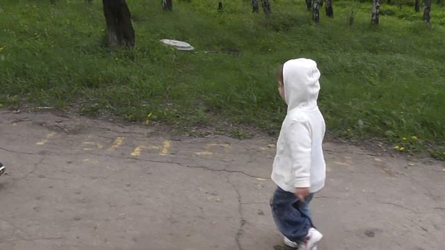 Женя с Сашей во дворе дома 6 мая 2015 г.