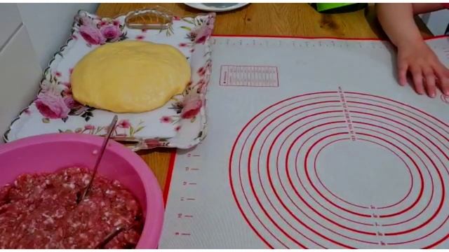 Наша жизнь в Германии!Как мы стряпаем чебуреки с внучкой,играем в 12 палочек вы можите увидеть сами смотреть онлайн