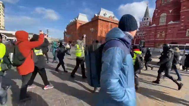 634. На Манежной площади в Москве начались задержания участников антивоенной акции. смотреть онлайн