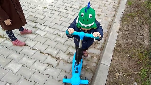 Вперше сам катається на самокаті смотреть онлайн