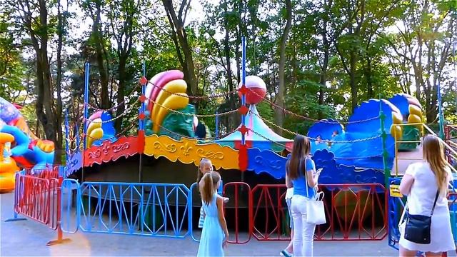 Детские Аттракционы. Парк Аттракционов. Детские Карусели в Парке Аттракционов. Футаж Аттракционы смотреть онлайн