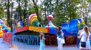 Детские Аттракционы. Парк Аттракционов. Детские Карусели в Парке Аттракционов. Футаж Аттракционы