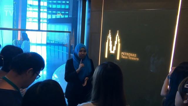 KUALA LUMPUR, MALAYSIA: the Petronas twin towers + Suria KLCC | Vlog 1 смотреть онлайн