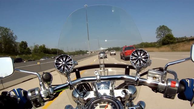 Riding 2008 Kawasaki Vulcan 900 custom on a freeway смотреть онлайн