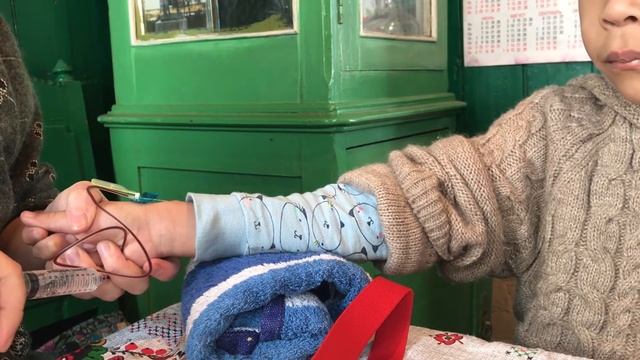 УКОЛ РЕБЕНКУ 6 ЛЕТ Делаем укол дома ВИДЕО УКОЛА смотреть онлайн