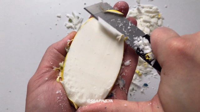 Cutting dry soap, cutting colored soap, satisfying video/ режу крашенное в синий с желтым цвет мыло смотреть онлайн