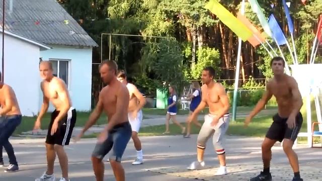 Вожатые в Орлёнке прикольно танцуют смотреть онлайн