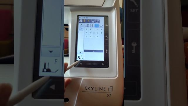 Majuscules et minuscules avec les alphabets de nos machines à coudre JANOME смотреть онлайн