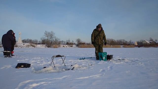 Зимняя рыбалка на р.Волхов #2 Ловим густеру с тестем. Подлёдная рыбалка в Ленинградской обл. 2021 смотреть онлайн