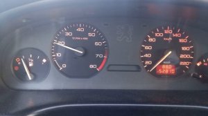 Peugeot 406 Подбрасывает обороты.