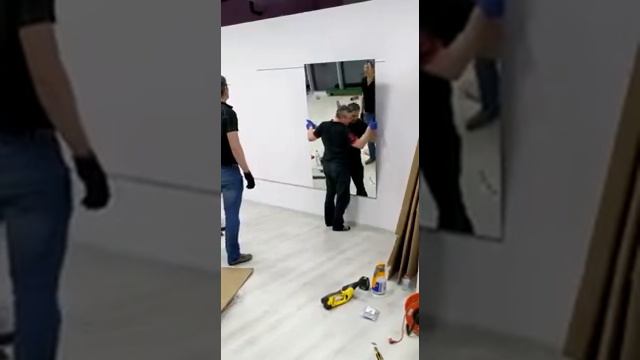 Монтаж зеркал в детском танцевальном зеле смотреть онлайн