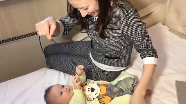 Раннее развитие. 5-6 месяцев. Игра Звонарь смотреть онлайн