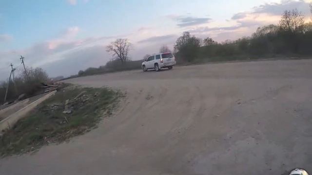 Танец рядом с движущимся мотоциклом! смотреть онлайн