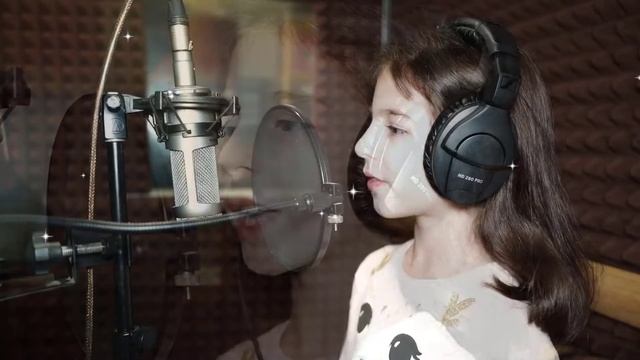 Мастерская вокала “VOICE” представляет песню «Добрый, Новый год» в исполнении Арутюнян Элины смотреть онлайн