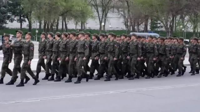 Курсанты ВУЦ АГУ примут участие в параде Победы! На площади Ленина уже проходят первые тренировки! смотреть онлайн