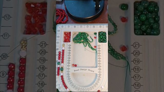 Продолжение создания украшения с необычным сочетанием цветов и подвеской-брошь. смотреть онлайн