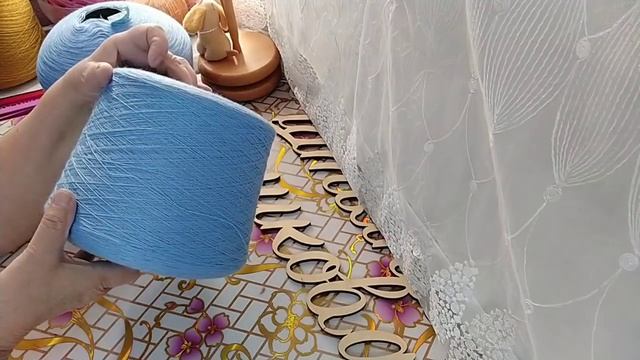 Бобинная пряжа  и держатель под пряжу.