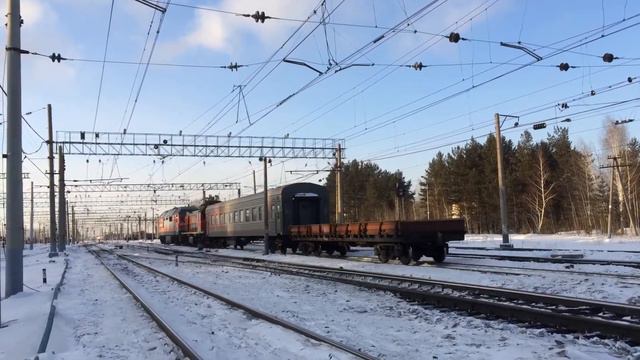 При параде. ТЭП70БС-286 и ТЭМ18ДМ-459 с рабочим поездом смотреть онлайн