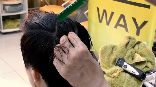 Как подстричь короткую женскую стрижку БРИТВОЙ // Short women s haircut with a razor TUTORIAL смотреть онлайн