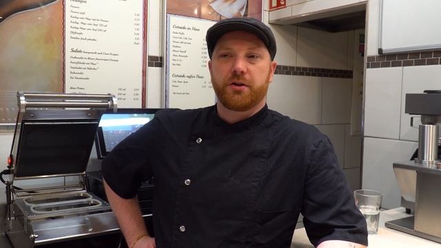 Seit 60 Jahren traditioneller deutscher Imbiss mit Grillhähnchen und Pommes! German Food смотреть онлайн