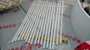 Красим  потолочные багеты