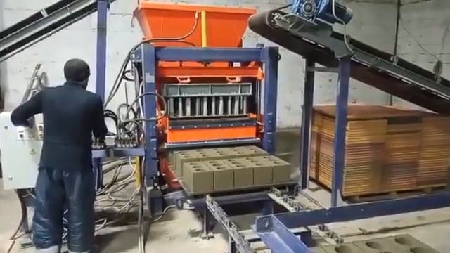 5 шлакоблоков за одну формовку / Стеновой камень на вибропрессе ''Урал-М5'' смотреть онлайн
