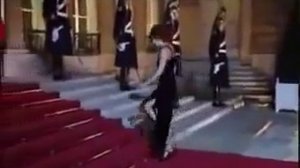 Милен Фармер падает три раза подряд на краснои дорожке!