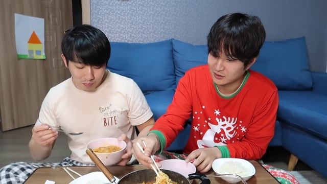 СЕКРЕТЫ КОРЕЙСКОЙ КУХНИ! КОРЕЙСКИЙ ДРУГ УЧИТ МЕНЯ ГОТОВИТЬ КИМЧИТИГЕ! НИКОЛАЙ ПО-КОРЕЙСКИ смотреть онлайн