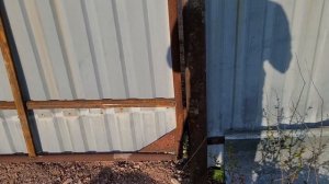 Если выпирает заборные столбы.