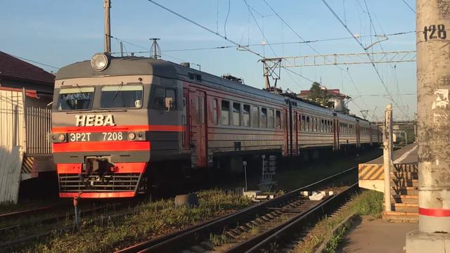 ЭР2Т 7208 «НЕВА» сообщением СПБ-БАЛТ.—ГАТЧИНА-БАЛТИЙСКАЯ.на станции ЛИГОВО у пути 3 у платформы 2Б. смотреть онлайн