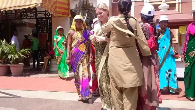 Индия, Дели, прохожие кинулись помогать как правильно одевать сари? смотреть онлайн