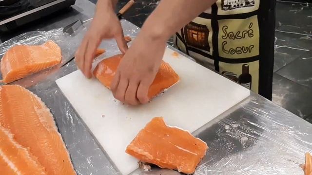 КАК РЕЗАТЬ ЛОСОСЬ/HOW TO CUT TO SALMON смотреть онлайн